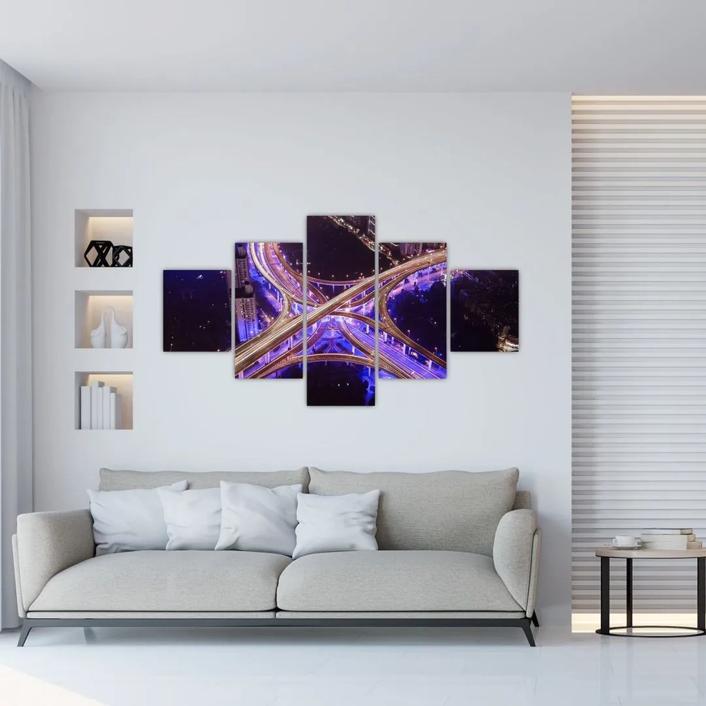Obraz dużego skrzyżowania w nocy (125x70 cm)