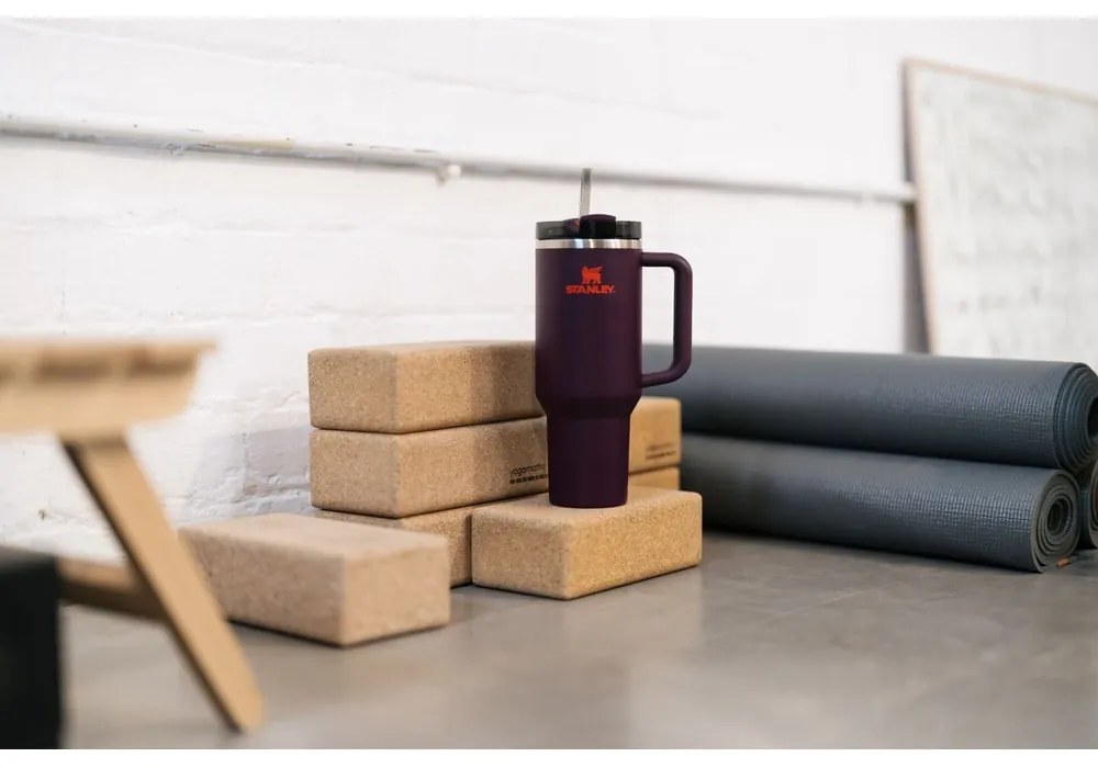Ciemnofioletowy termos ze słomką ze stali nierdzewnej 1,18 l Quencher H2.0 FlowState Tumbler Plum – Stanley