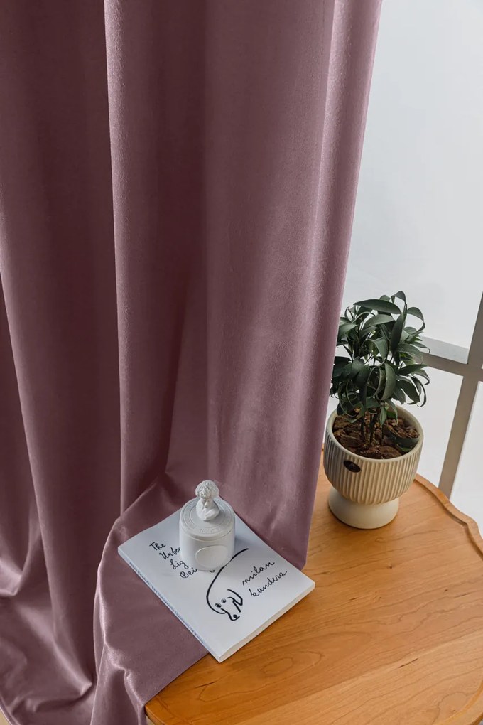 Jasnofioletowa zaciemniająca zasłona VELVET 140x270 cm Zawieszanie: Metalowe pierścienie