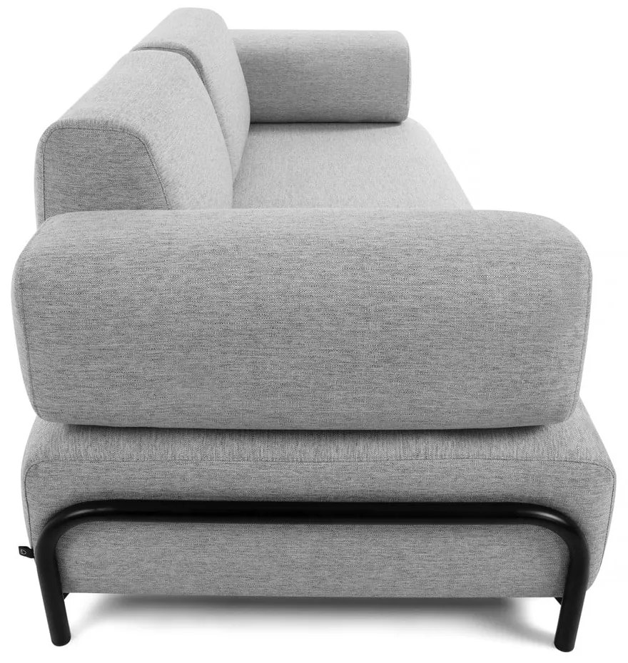 Jasnoszara sofa z podłokietnikami Kave Home Compo