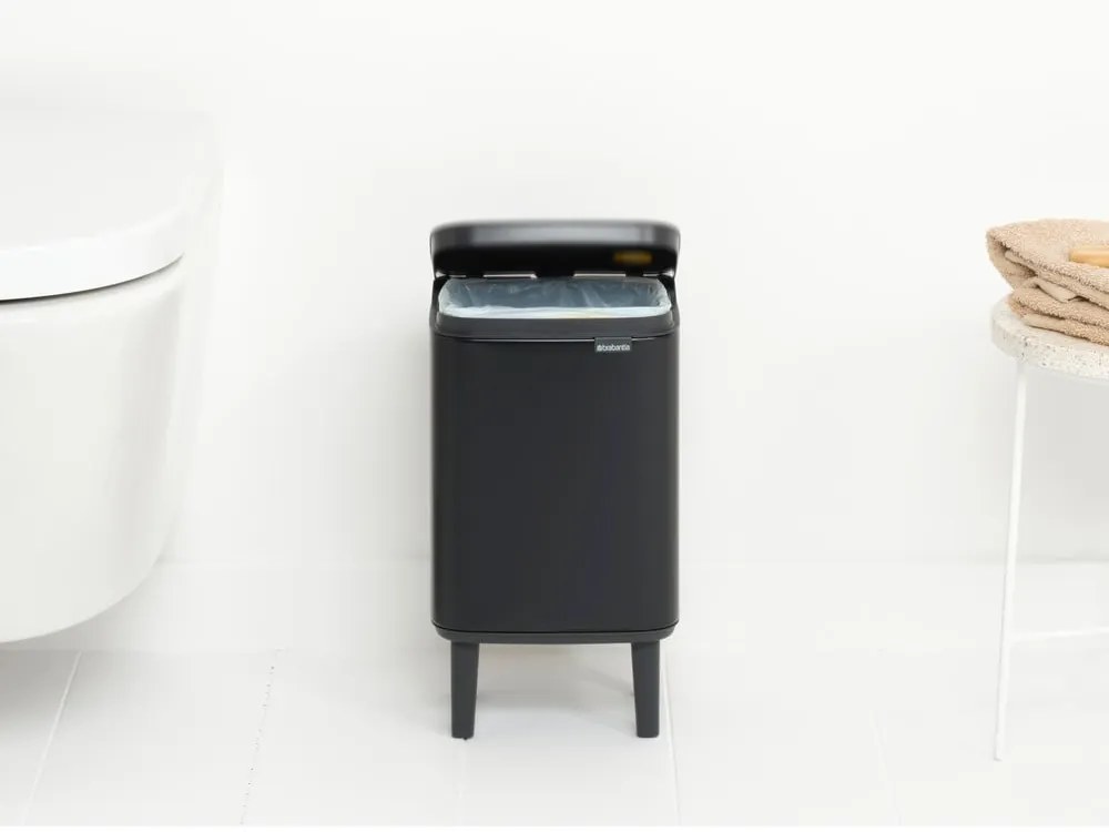 Stalowy kosz na śmieci w kolorze matowej czerni 4 l Bo Hi – Brabantia