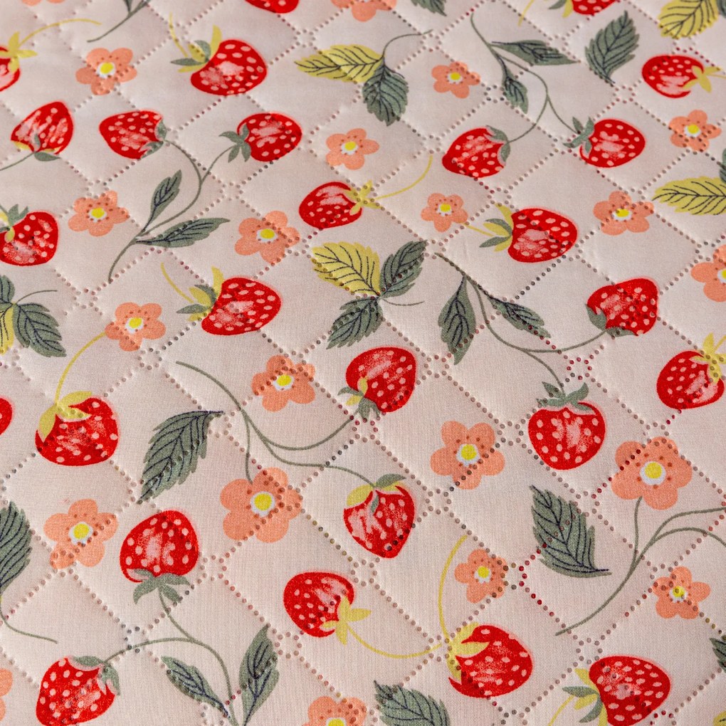 Narzuta na łóżko ze wzorem STRAWBERRY różowy Rozmiar: 220 x 240 cm
