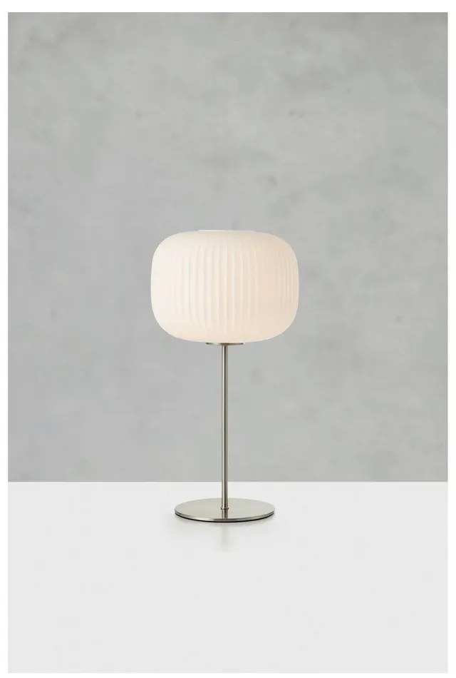 Biała/w kolorze srebra lampa stołowa ze szklanym kloszem (wysokość 50 cm) Sober – Markslöjd