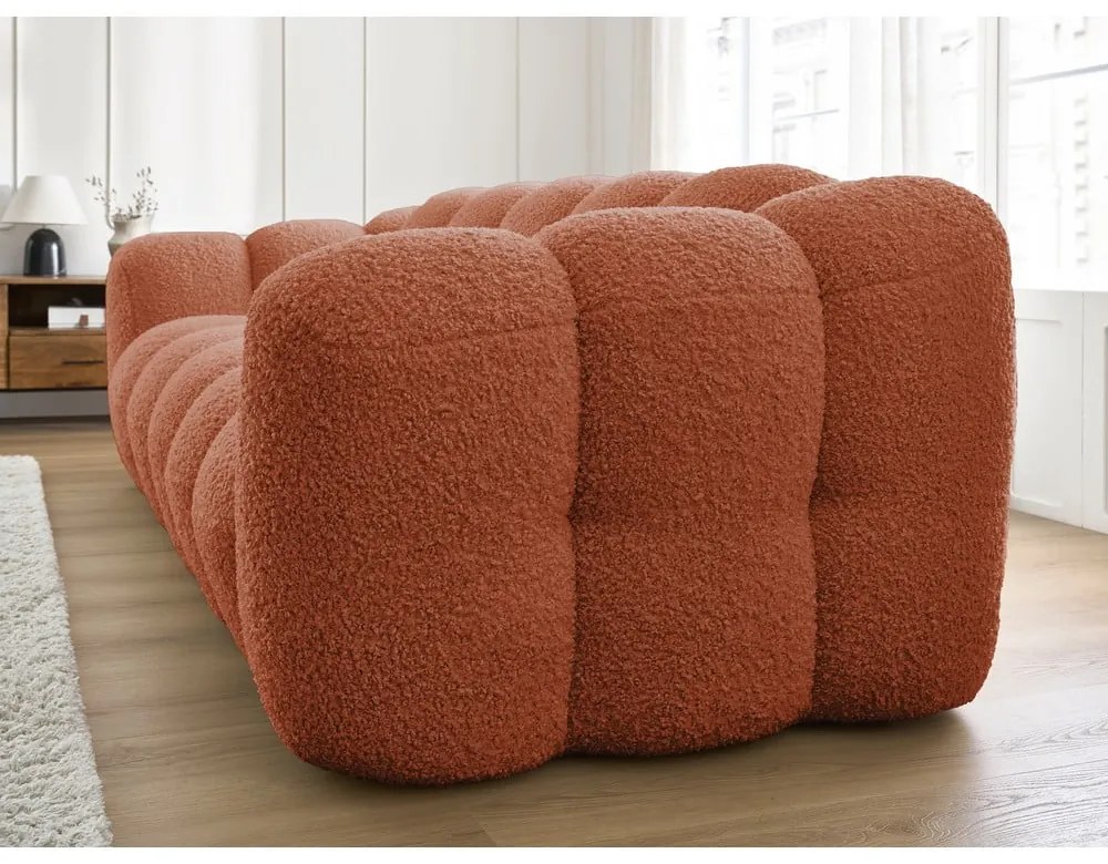 Ceglasta sofa z materiału bouclé 232 cm Hippolyte – Bobochic Paris