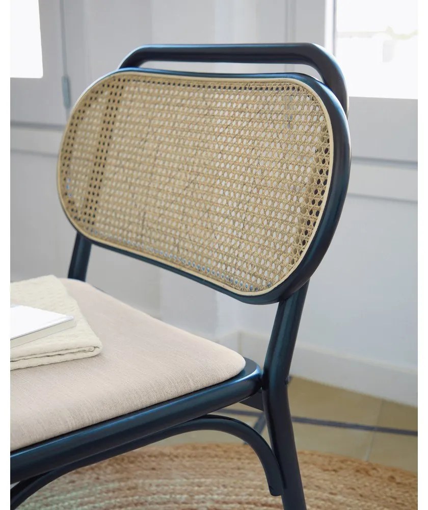 Czarny fotel Kave Home Doriane