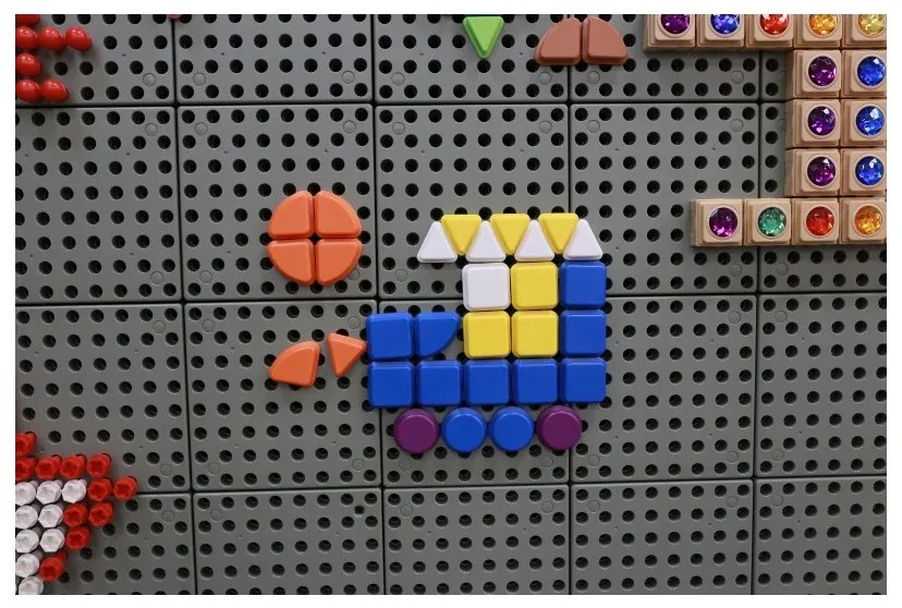 Masterkidz zestaw kołeczki w kształcie figur geometrycznych 64szt do tablic stem