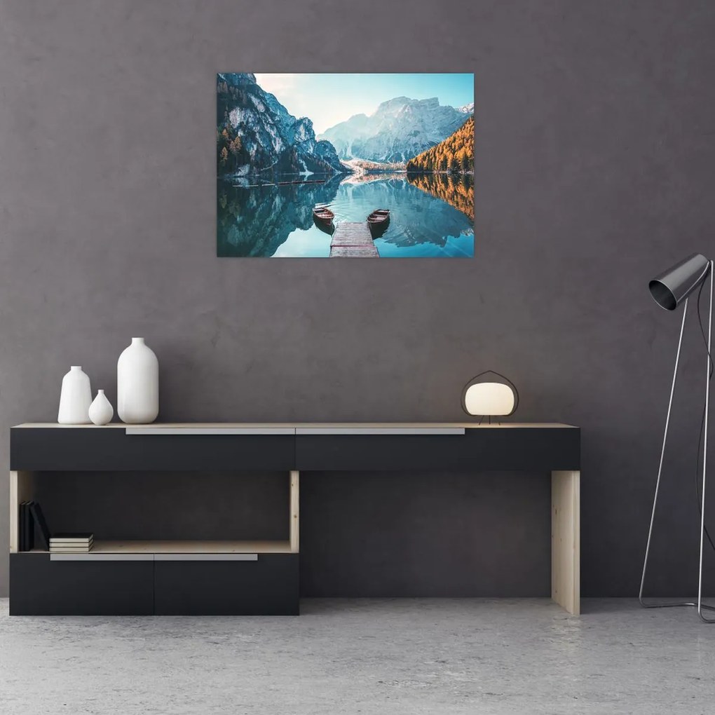 Obraz na szkle - Łodzie na jeziorze Braies (70x50 cm)