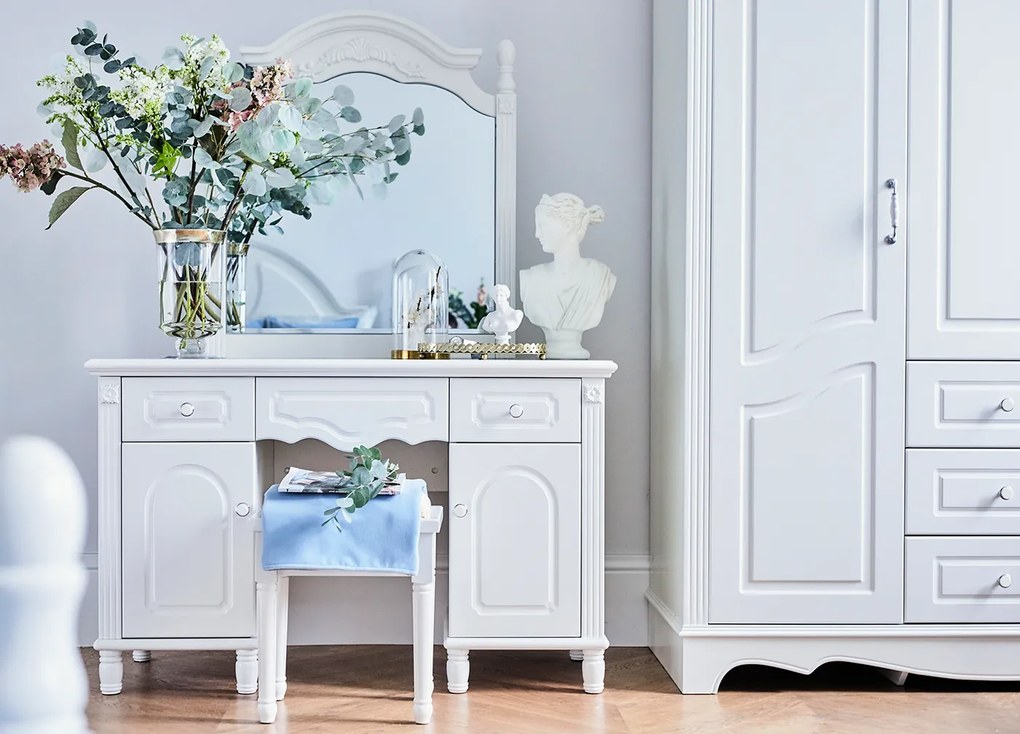 Susanne. Elegancka biała toaletka z ozdobnym lustrem, wymiary 120x45x163 cm. Ma pojemne szafki i szufladki. Kolekcja białych mebli Victoria.