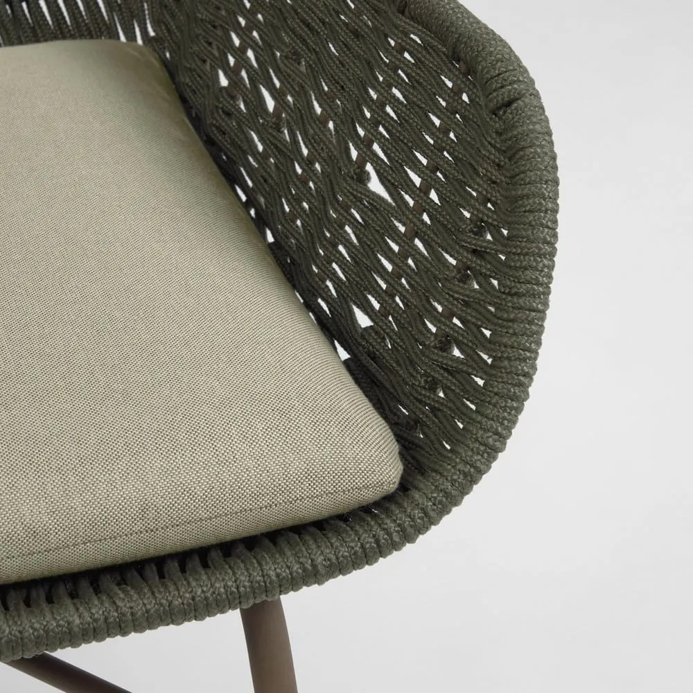Zielony fotel ogrodowy Kave Home Abeli