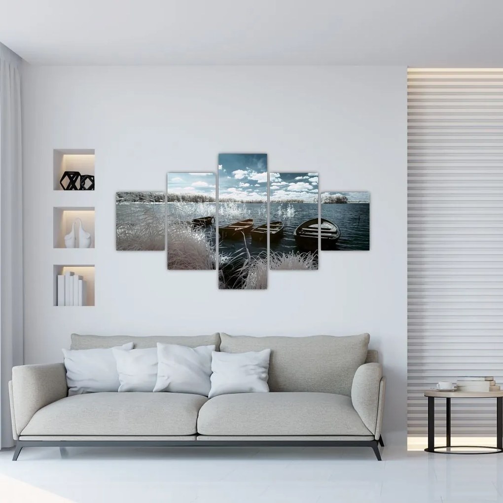 Obraz - Drewniane łodzie na jeziorze (125x70 cm)