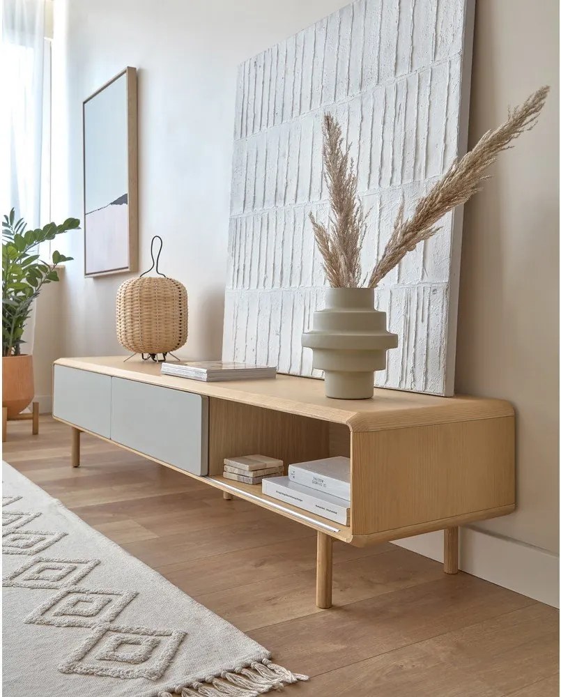 Szaro-naturalna szafka pod TV w dekorze jesionu 180x41x42 cm Anielle – Kave Home