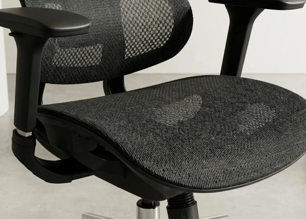 Fotel biurowy Ergo Omega czarny oferuje maksymalny komfort i nowoczesny design! Regulacja lędźwiowa, podłokietniki 4D, oddychająca siatka Mesh i chromowana podstawa. Idealny do pracy.