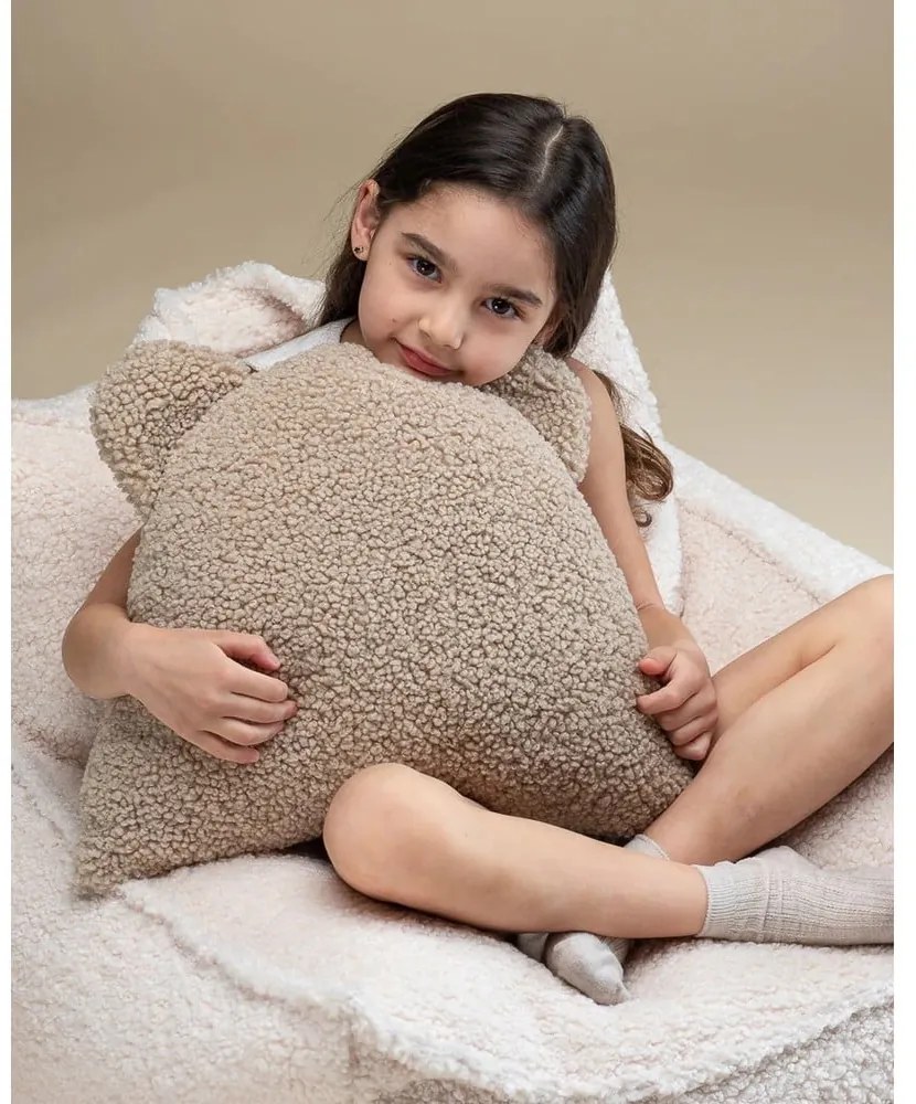 Jasnobrązowa poduszka na sofę dziecięcą z materiału bouclé Bear – Wigiwama