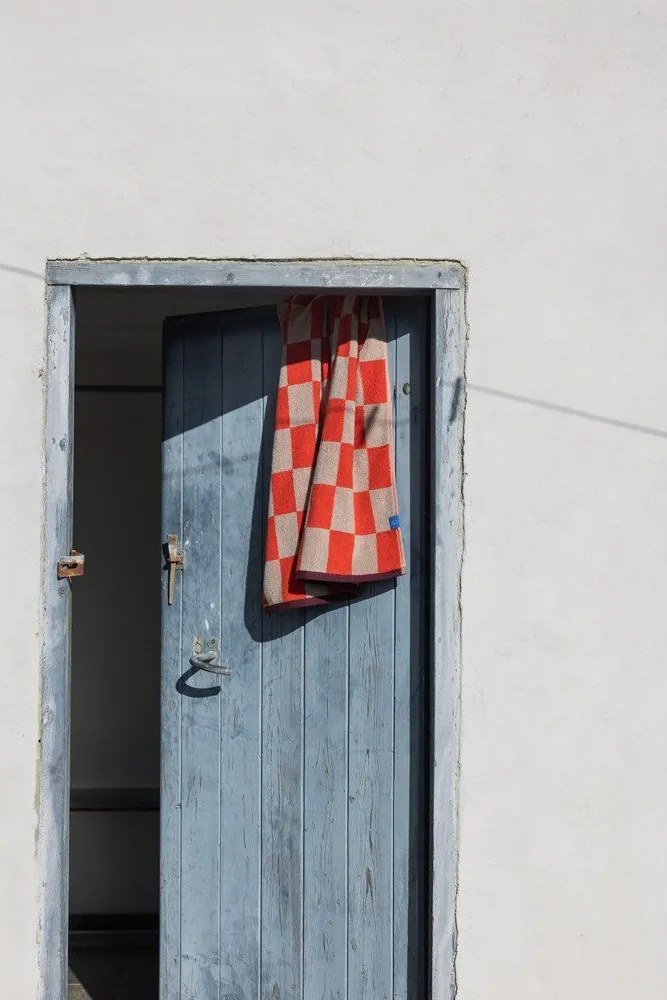 Pomarańczowo-beżowy ręcznik z bawełny organicznej frotte 50x90 cm Retro – Mette Ditmer Denmark