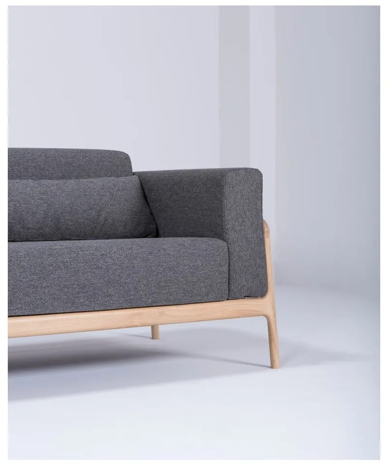 Ciemnoszara sofa z konstrukcją z litego drewna dębowego Gazzda Fawn, 210 cm