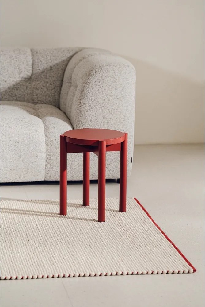 Czerwony stołek z litego drewna bukowego Hopp – noo.ma