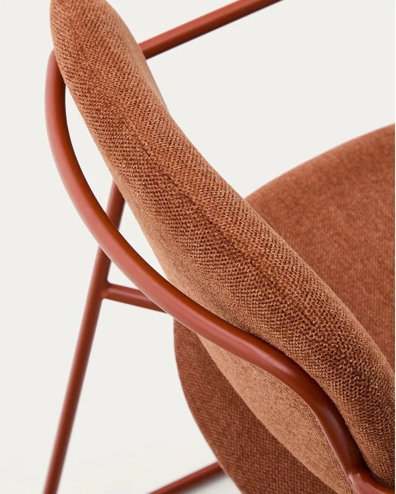 Metalowe krzesło z podłokietnikami w kolorze terakoty Meli – Kave Home