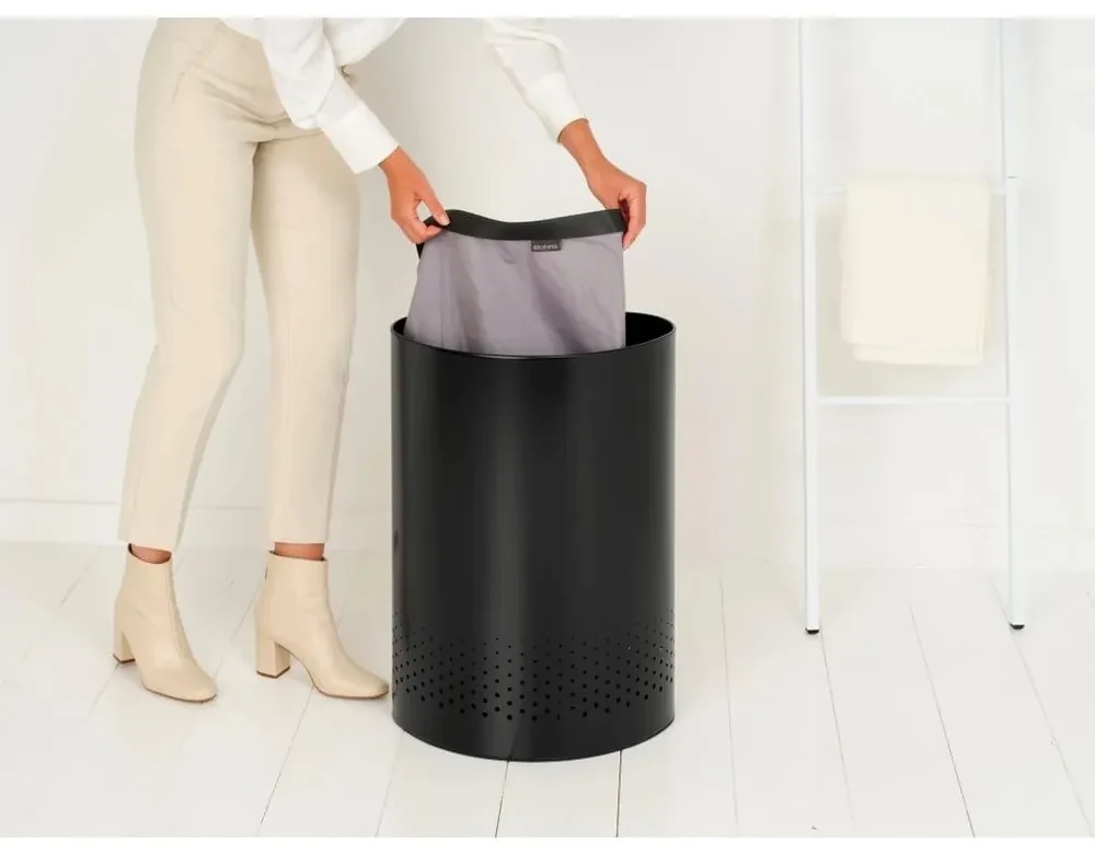 Metalowy kosz na pranie w kolorze matowej czerni 55 l Selector – Brabantia