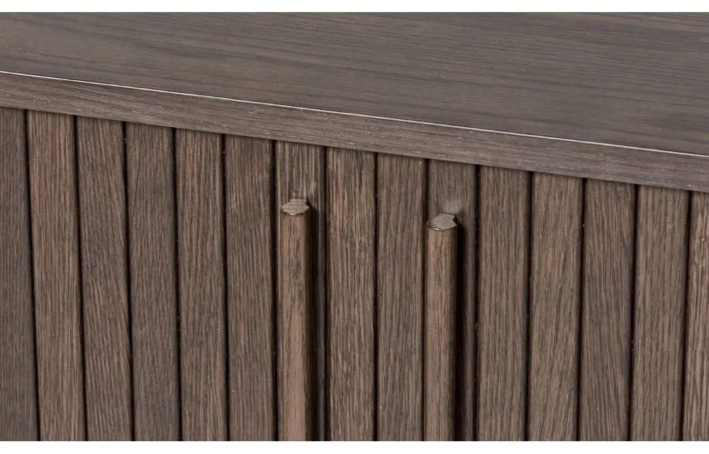 Brązowa komoda w dekorze dębu z drzwiami przesuwnymi 140x76x45 cm Meta – Unique Furniture