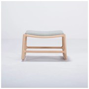 Podnóżek z konstrukcją z drewna dębowego z niebieskoszarą tekstylną poduszką Gazzda Dedo