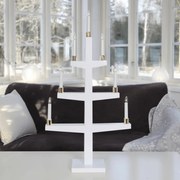 Biały świecznik przypominający choinkę