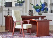 Eleganckie krzesło gabinetowe Consul tapicerowane skórą naturalną w kolorze brązowym, czarnym lub kremowym. Krzesło ma drewnianą ramę i podłokietniki, jest wygodne i solidnie wykonane.