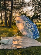 Niebiesko-biały parasol SOLSTICE 180 cm