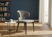Stylowe krzesło Serene, które łączy miękką tkaninę  z wygodą i solidnym wykonaniem, idealne do wnętrz z charakterem.