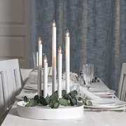 Minimalistyczny świecznik w białym kolorze