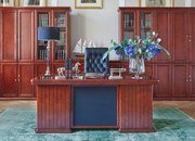 Eleganckie duże biurko do gabinetu. Wymiary biurka 160x80 cm, 180x90 cm, 200x100 cm. Biurko fornirowane, ze skórzanym frontem i wstawką na blacie, ozdobne frezowania po bokach frontu.