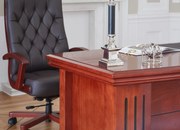 Klasyczne biurko do gabinetu prezesa Gentleman. Biurko dostępne w wymiarach 160x80 cm, 180x90 cm, 200x100 cm. Biurko fornirowane z frezowanym frontem, eleganckie i pięknie wykonane.