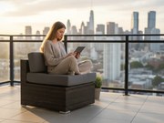 Siedzisko z brązowego technorattanu z szarą poduszką