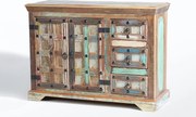 Bufet z drewna pochodzącego z recyklingu i wielokolorowymi metalowymi detalami