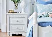 Stolik nocny biały z 2 szufladami Ellie, wymiary 52x40x55 cm. Oryginalny ozdobny cokół, frezowane fronty. Angielski styl, białe meble.