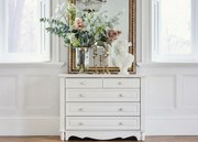 Stylowa biała komoda z 5 szufladami Lily, do salonu lub sypialni. Dekoracyjne fronty i białe gałki z ceramiki. Angielskie białe meble Victoria.
