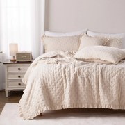 Beżowa, pikowana narzuta na łóżko z falbanką Amour