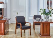 Wygodne krzesło z podłokietnikami Meeting do biura. Krzesło jest wykonane z wysokogatunkowej skóry ekologicznej, rama z drewna.