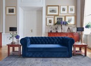 Elegancka rozkładana sofa Chesterfield z funkcją spania, dostępna w kolorze czarnym, granatowym i butelkowozielonym. Komfortowy materac, hydrofobowa aksamitna tkanina i ponadczasowy pikowany design – idealny wybór do biura lub domu.