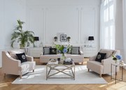Wygodny fotel do salonu w stylu modern classic. Krawędzie obszyte kedrą, drewniane nóżki. Fotel tapicerowany tkaniną welwetową odporną na wchłanianie rozlanych płynów. Fotel dostępny w wielu kolorach,