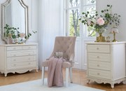 Eleganckie krzesło do jadalni lub salonu Opera beżowe. Krzesło z pikowanym oparciem chesterfield, drewniane białe nogi. Tkanina welwetowa, odporna na wsiąkanie płynów.