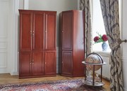 Szafa narożna gabinetowa Diamante. W dolnej części znajdują się półki, w górnej części można zamontować półki lub drążek. Szafa fornirowana klasyczna biurowa idealna do kancelarii lub biura.