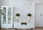 Stylowa biała szafka pod telewizor Sybilla 180x58x62 cm. Komoda rtv z podwójnymi drzwiami, półką i szufladą, delikatne zdobienia. Angielski styl, białe meble.