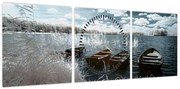 Obraz - Drewniane łodzie na jeziorze (z zegarem) (90x30 cm)