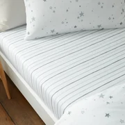 Białe bawełniane prześcieradło dziecięce do łóżeczka z gumką 70x140 cm Stars – Bianca