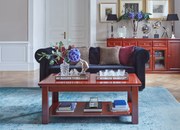 Elegancka klasyczna ława kawowa prostokątna. Ława ma kolor koniaku, widoczne usłojenie, dodatkową półkę poniżej blatu. Nogi oszczędnie frezowane. Ława z kolekcji mebli gabinetowych Prestige.