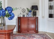 Elegancka komoda barek Diamante, boczne drzwi przeszklone, przednie zabudowane. Komoda fornirowana, pięknie wykonana, w zabudowanej części zmieści się mała lodówka.