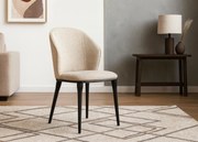 Stylowe krzesło Siena tapicerowane miękką tkaniną w odcieniu beżowym. Miękkie siedzisko, zaokrąglone oparcie i metalowe nogi łączą nowoczesny wygląd z wyjątkowym komfortem.