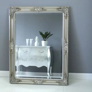 Lustro w drewnianej, srebrnej ramie.