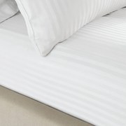 Białe adamaszkowe prześcieradło z gumką 150x200 cm Satin Stripe – Catherine Lansfield