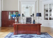 Klasyczne biurko do gabinetu prezesa Gentleman. Biurko dostępne w wymiarach 160x80 cm, 180x90 cm, 200x100 cm. Biurko fornirowane z frezowanym frontem, eleganckie i pięknie wykonane.
